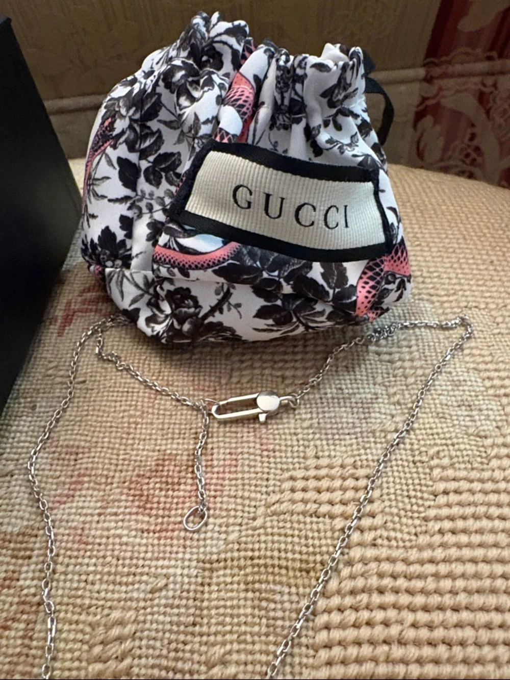 Gucci Silver Square Logo Pendant Necklace - Picture 5 of 6